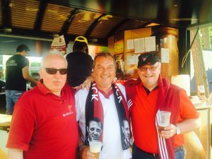 Unser Kolumnist Max Stillger (Mitte) blickt mit den „Edel-Clubfans“ Dietmar Faust (rechts) und Klaus „Bomber“ Müller zuversichtlich den Relegationsspielen gegen die Frankfurter Eintracht entgegen.